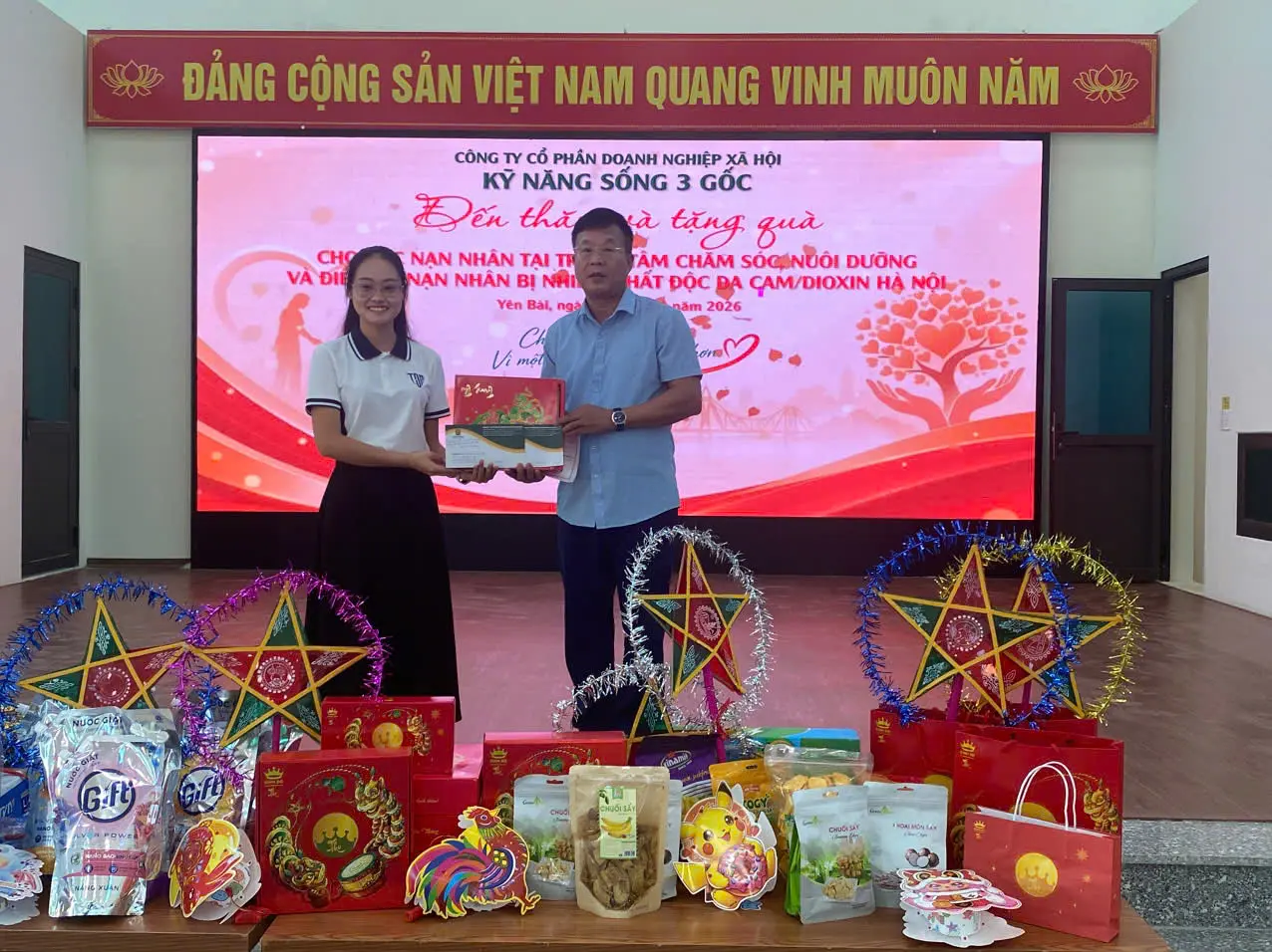 ẤM ÁP CHƯƠNG TRÌNH TRAO QUÀ TRUNG THU CHO NẠN NHÂN CHẤT ĐỘC DA CAM/DIOXIN TỪ SỰ ĐỒNG HÀNH CỦA DOANH NGHIỆP XÃ HỘI KỸ NĂNG SỐNG 3 GỐC