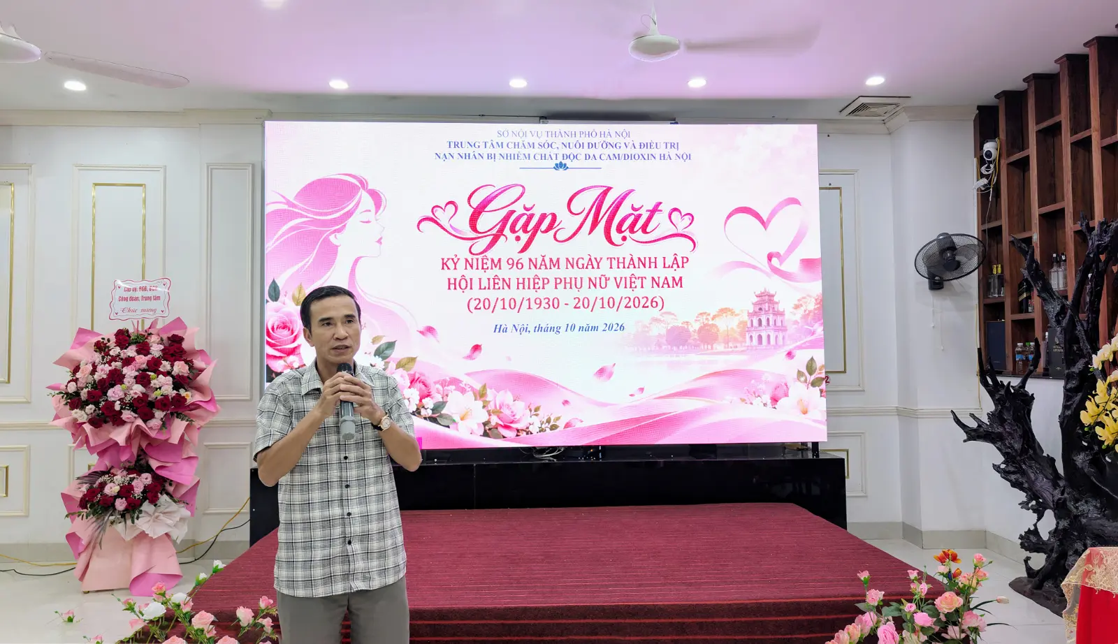 TÔN VINH SỰ CỐNG HIẾN THẦM LẶNG CỦA NỮ CÁN BỘ CHĂM SÓC NẠN NHÂN DA CAM NHÂN DỊP KỶ NIỆM NGÀY PHỤ NỮ VIỆT NAM