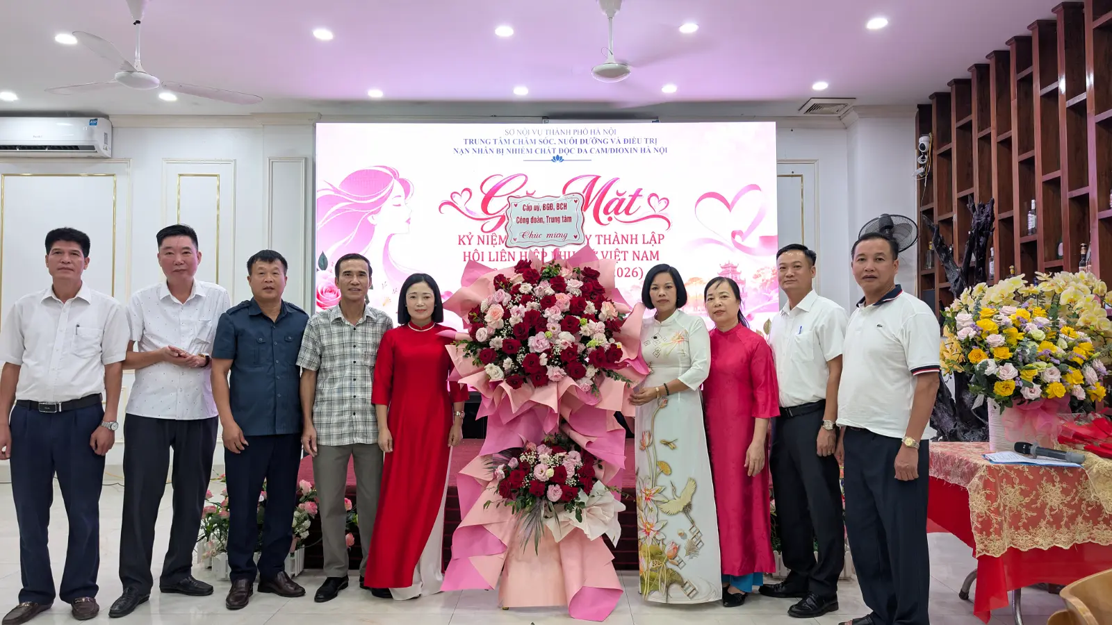 TÔN VINH SỰ CỐNG HIẾN THẦM LẶNG CỦA NỮ CÁN BỘ CHĂM SÓC NẠN NHÂN DA CAM NHÂN DỊP KỶ NIỆM NGÀY PHỤ NỮ VIỆT NAM