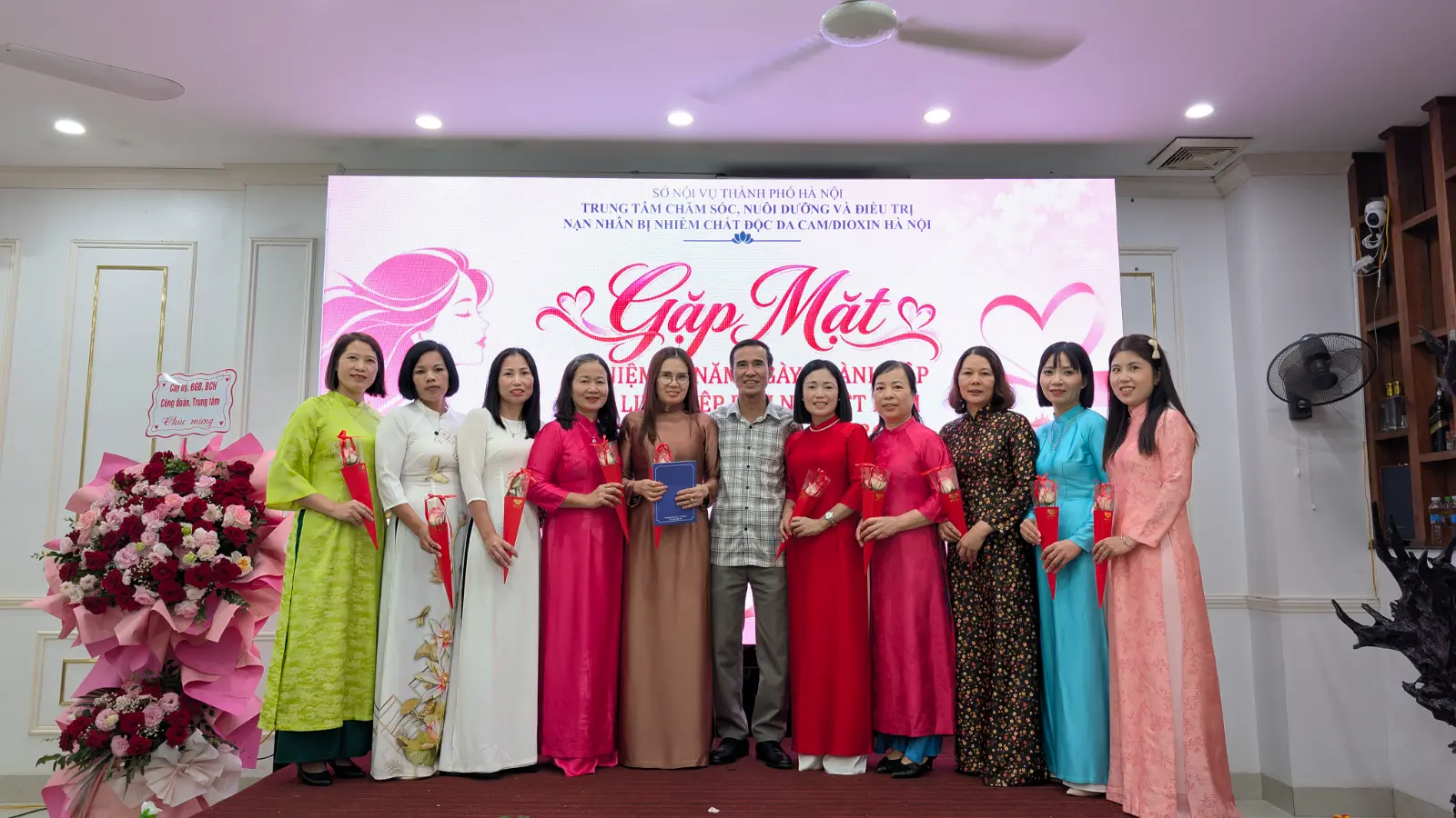 TÔN VINH SỰ CỐNG HIẾN THẦM LẶNG CỦA NỮ CÁN BỘ CHĂM SÓC NẠN NHÂN DA CAM NHÂN DỊP KỶ NIỆM NGÀY PHỤ NỮ VIỆT NAM