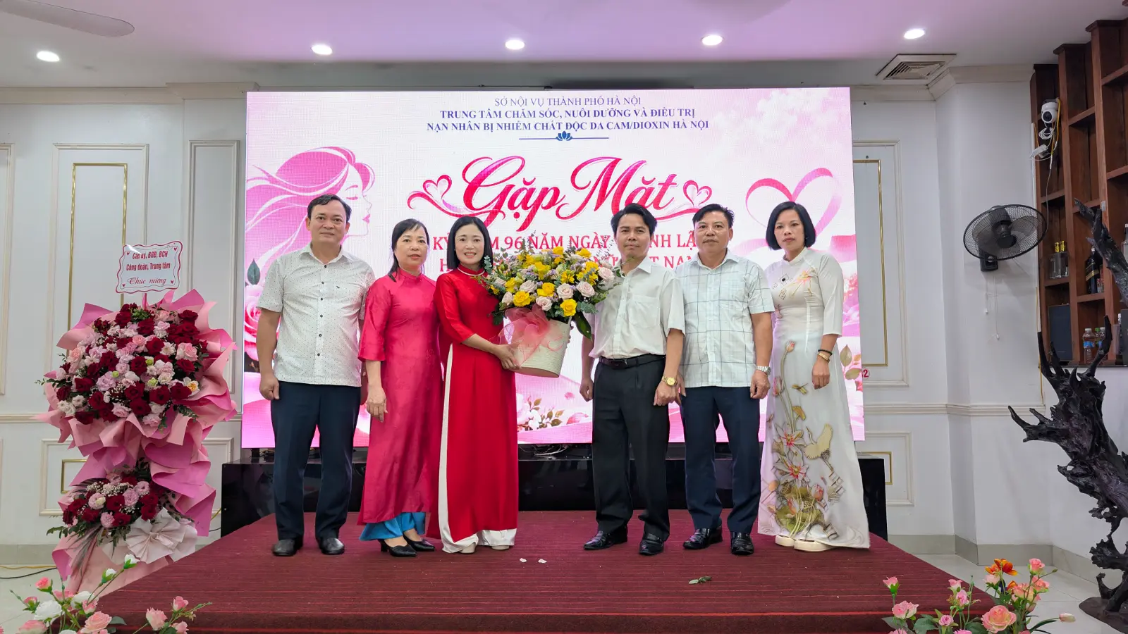 TÔN VINH SỰ CỐNG HIẾN THẦM LẶNG CỦA NỮ CÁN BỘ CHĂM SÓC NẠN NHÂN DA CAM NHÂN DỊP KỶ NIỆM NGÀY PHỤ NỮ VIỆT NAM