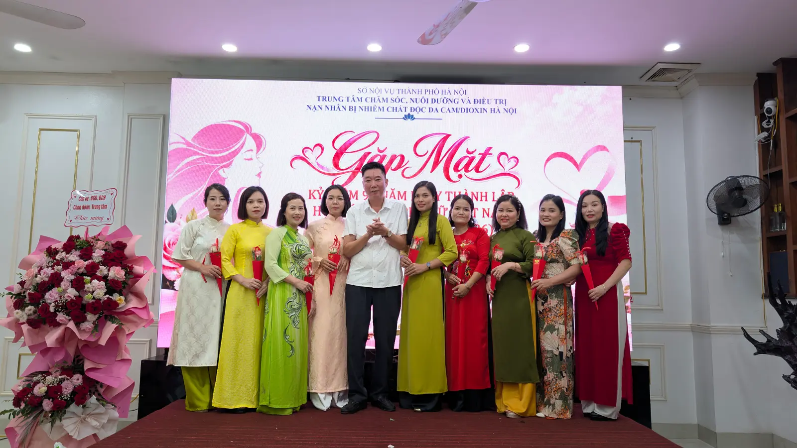 TÔN VINH SỰ CỐNG HIẾN THẦM LẶNG CỦA NỮ CÁN BỘ CHĂM SÓC NẠN NHÂN DA CAM NHÂN DỊP KỶ NIỆM NGÀY PHỤ NỮ VIỆT NAM