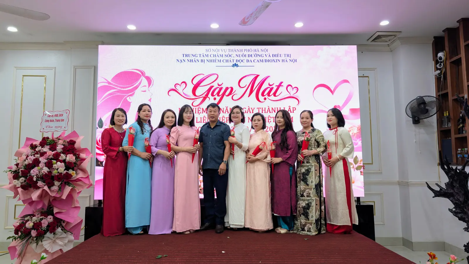 TÔN VINH SỰ CỐNG HIẾN THẦM LẶNG CỦA NỮ CÁN BỘ CHĂM SÓC NẠN NHÂN DA CAM NHÂN DỊP KỶ NIỆM NGÀY PHỤ NỮ VIỆT NAM