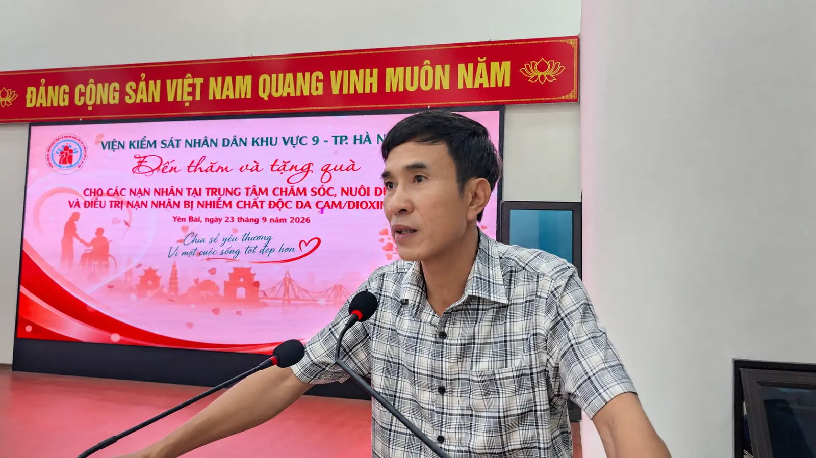 VIỆN KIỂM SÁT NHÂN DÂN KHU VỰC 9 HÀ NỘI MANG TRUNG THU ẤM ÁP ĐẾN VỚI CÁC NẠN NHÂN CHẤT ĐỘC DA CAM