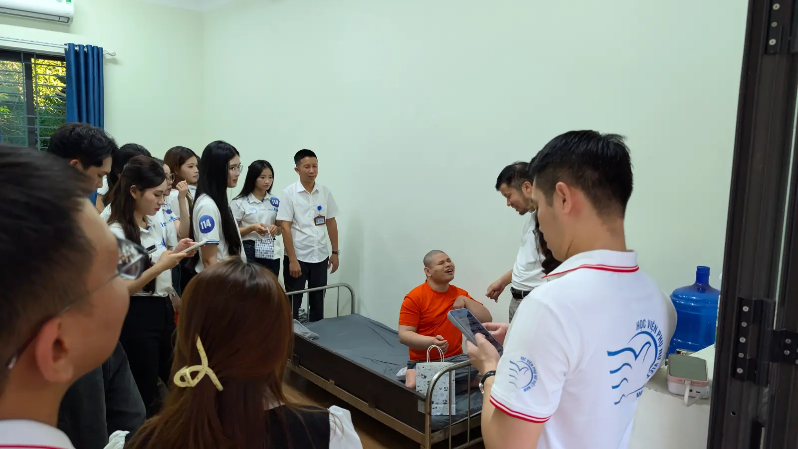 LAN TỎA THÔNG ĐIỆP NHÂN ÁI TỪ HÀNH TRÌNH THIỆN NGUYỆN CỦA HỌC VIỆN PHỤ NỮ VIỆT NAM TẠI TRUNG TÂM