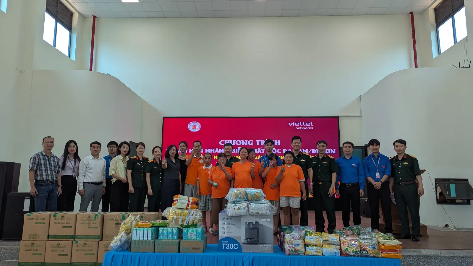 TỔNG CÔNG TY MẠNG LƯỚI VIETTEL THĂM VÀ TRAO TẶNG 95 TRIỆU ĐỒNG CHO CÁC NẠN NHÂN BỊ NHIỄM CHẤT ĐỘC DA CAM TẠI TRUNG TÂM NHÂN DỊP NGÀY THƯƠNG BINH LIỆT SỸ 27/7/2026