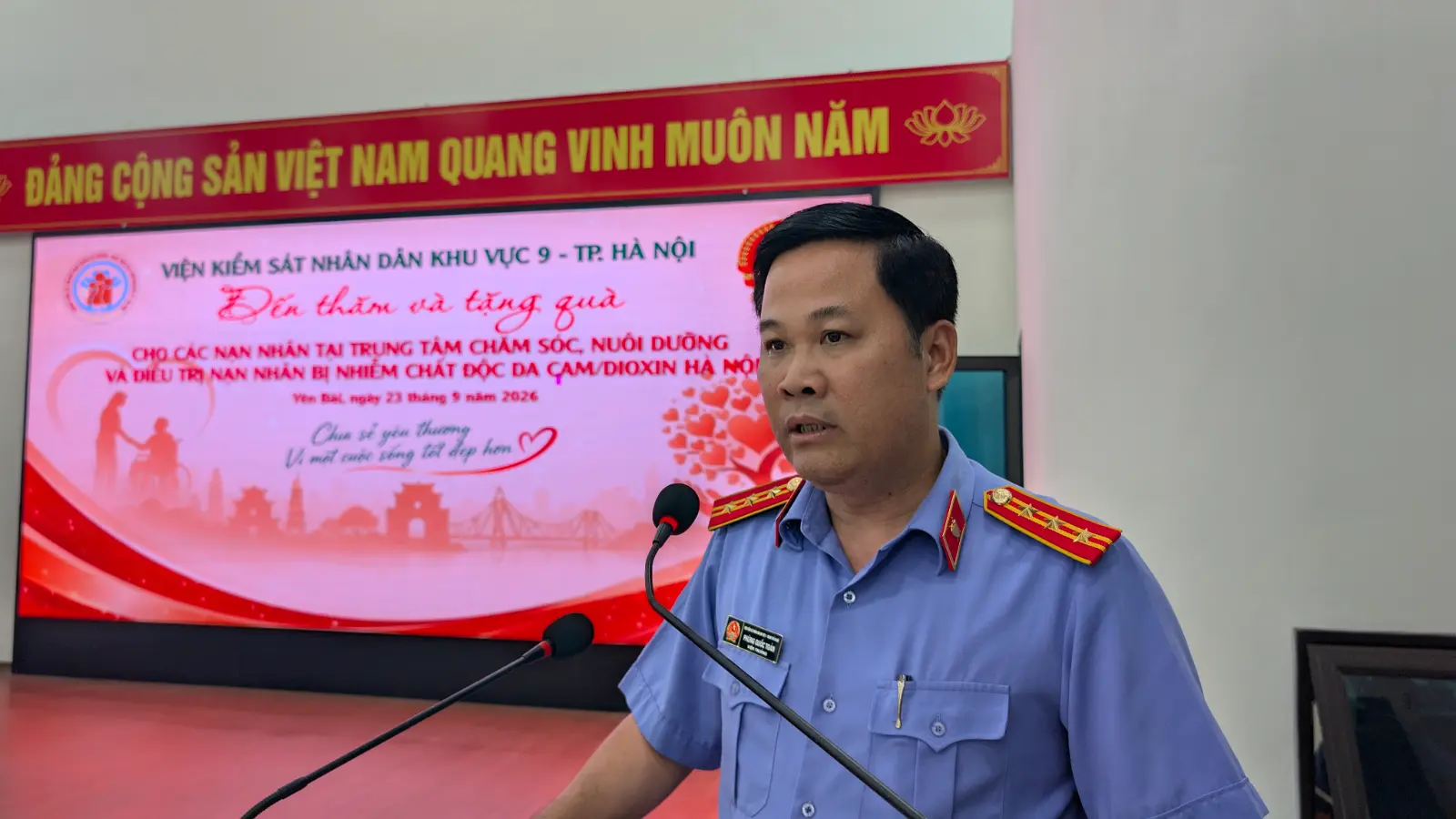 VIỆN KIỂM SÁT NHÂN DÂN KHU VỰC 9 HÀ NỘI MANG TRUNG THU ẤM ÁP ĐẾN VỚI CÁC NẠN NHÂN CHẤT ĐỘC DA CAM