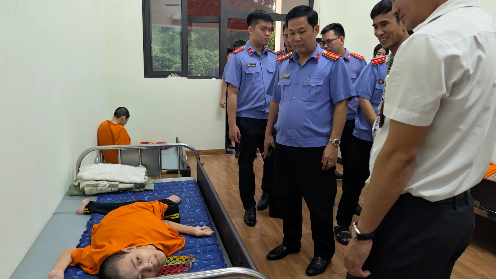 VIỆN KIỂM SÁT NHÂN DÂN KHU VỰC 9 HÀ NỘI MANG TRUNG THU ẤM ÁP ĐẾN VỚI CÁC NẠN NHÂN CHẤT ĐỘC DA CAM