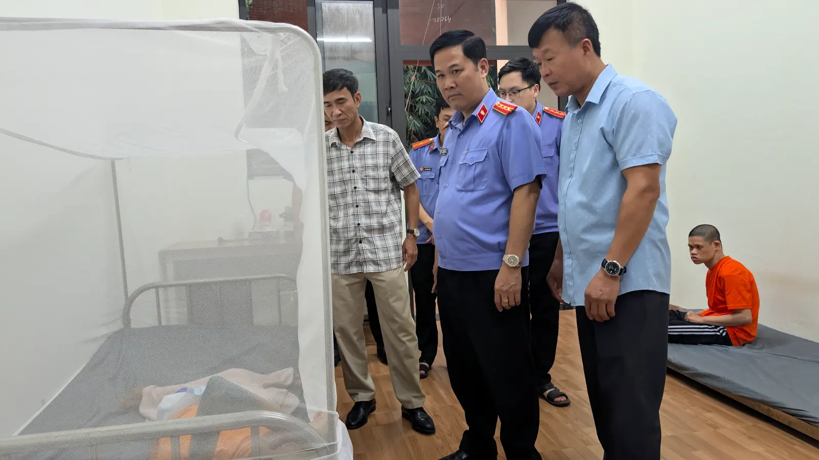 VIỆN KIỂM SÁT NHÂN DÂN KHU VỰC 9 HÀ NỘI MANG TRUNG THU ẤM ÁP ĐẾN VỚI CÁC NẠN NHÂN CHẤT ĐỘC DA CAM