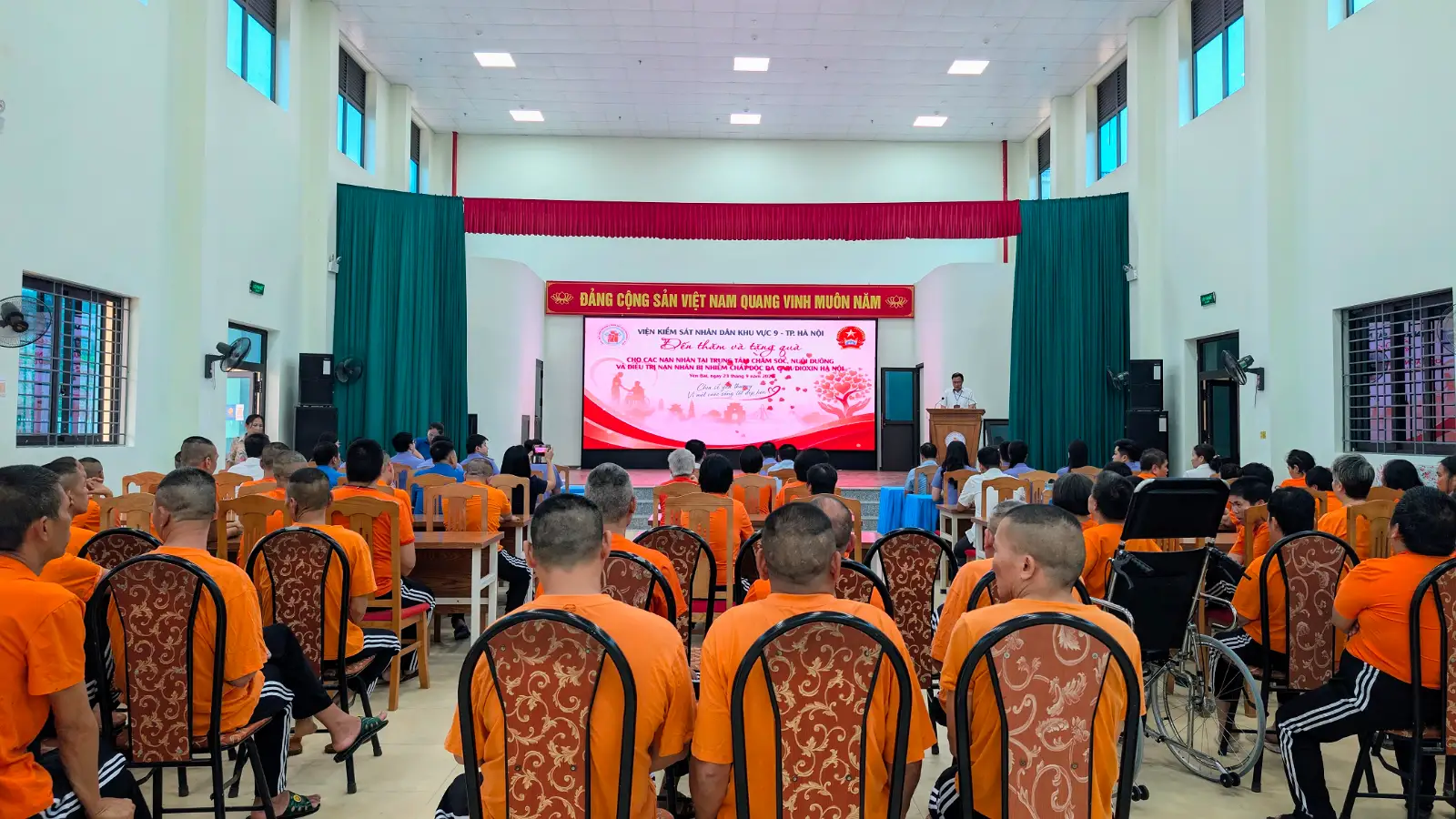 VIỆN KIỂM SÁT NHÂN DÂN KHU VỰC 9 HÀ NỘI MANG TRUNG THU ẤM ÁP ĐẾN VỚI CÁC NẠN NHÂN CHẤT ĐỘC DA CAM